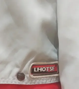 Plumas hombre gris y rojo