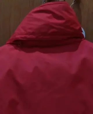 Plumas hombre gris y rojo