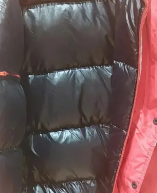 Plumas hombre gris y rojo