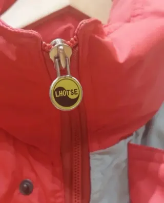 Plumas hombre gris y rojo