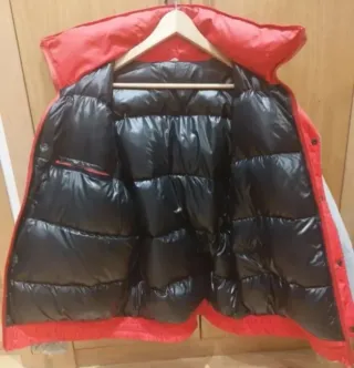 Plumas hombre gris y rojo