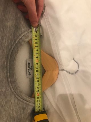 jersey stone island color gris con el logo en negr