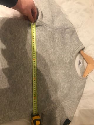 jersey stone island color gris con el logo en negr