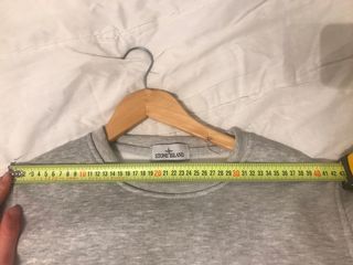 jersey stone island color gris con el logo en negr