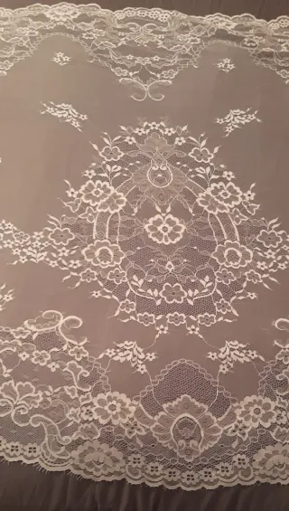 Mantilla media luna encaje blanco 185x85cm