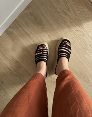 Sandalias cuña tiras negras .