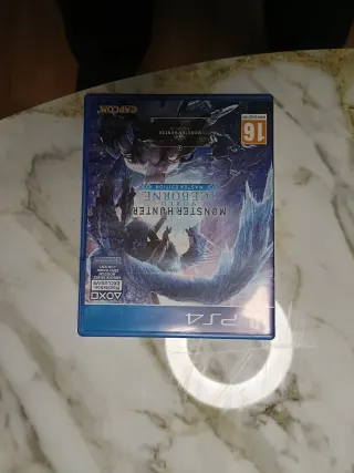 PS4 (PlayStation 4) Negra + 4 Juegos