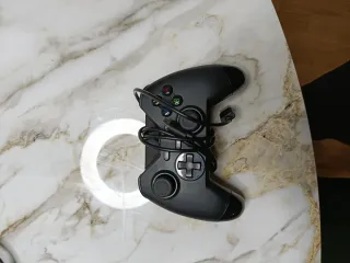 PS4 (PlayStation 4) Negra + 4 Juegos