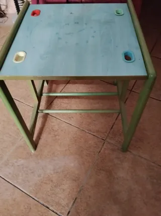 Mesa y sillas madera niño