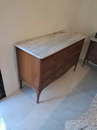 Cómoda de madera, mesitas de noche y arca