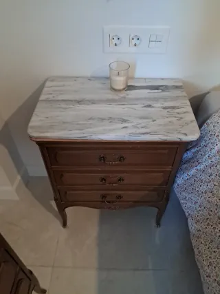 Cómoda de madera, mesitas de noche y arca