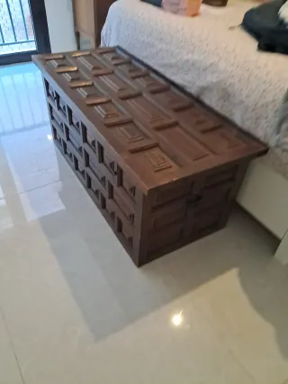 Cómoda de madera, mesitas de noche y arca