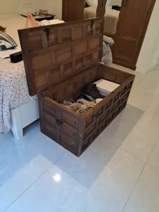 Cómoda de madera, mesitas de noche y arca