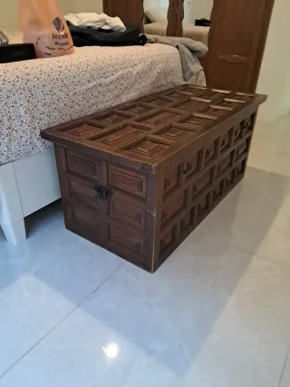 Cómoda de madera, mesitas de noche y arca