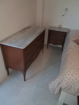 Cómoda de madera, mesitas de noche y arca