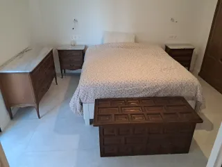 Cómoda de madera, mesitas de noche y arca