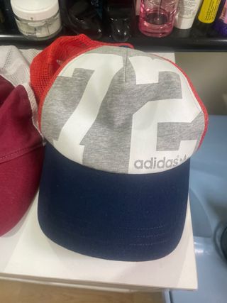 Lote de gorras variadas