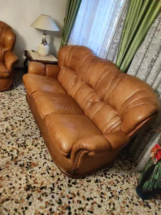 Sofá de piel marrón