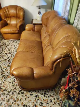 Sofá de piel marrón
