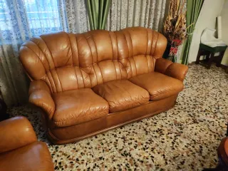 Sofá de piel marrón