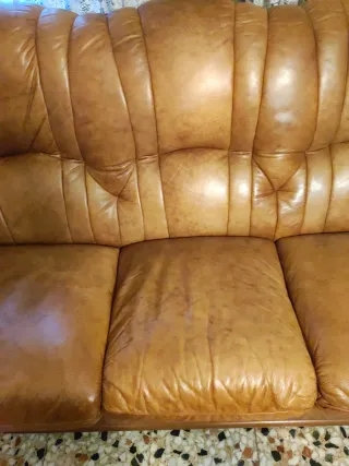 Sofá de piel marrón