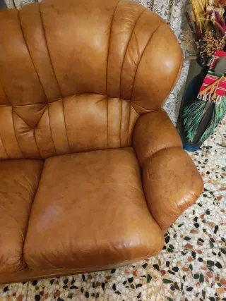 Sofá de piel marrón