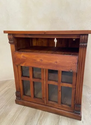 Mueble de madera con vitrina y cajón