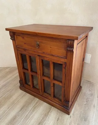 Mueble de madera con vitrina y cajón