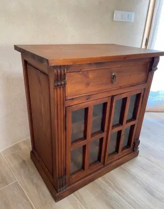 Mueble de madera con vitrina y cajón