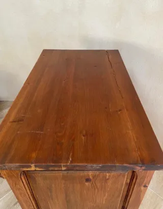 Mueble de madera con vitrina y cajón