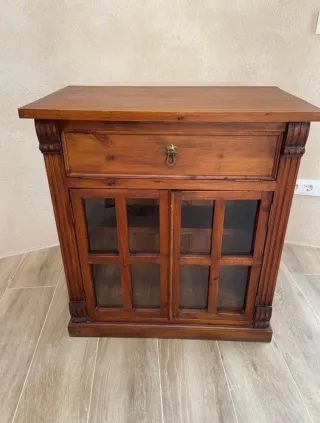 Mueble de madera con vitrina y cajón