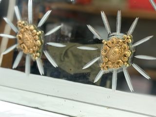 Espejo antiguo con adornos de bronce