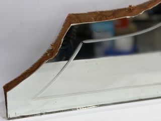 Espejo antiguo con adornos de bronce