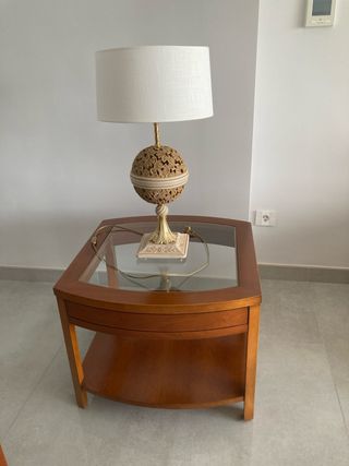 Mesita auxiliar y lámpara de mesa