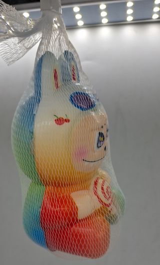 Juguete arcoíris en malla