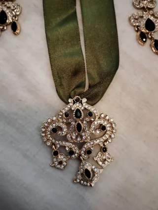 Aderezo Huertana verde,perlas blancas.