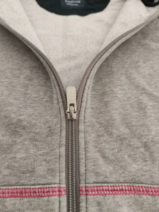 Chaqueta Nike gris con detalles rosas