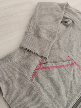 Chaqueta Nike gris con detalles rosas