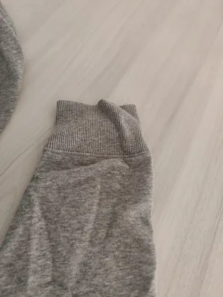 Chaqueta Nike gris con detalles rosas