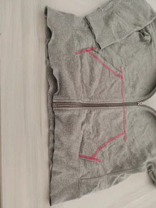 Chaqueta Nike gris con detalles rosas