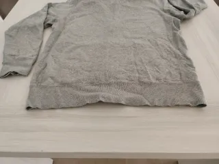 Chaqueta Nike gris con detalles rosas