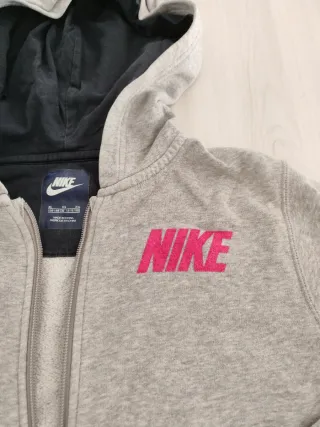Chaqueta Nike gris con detalles rosas