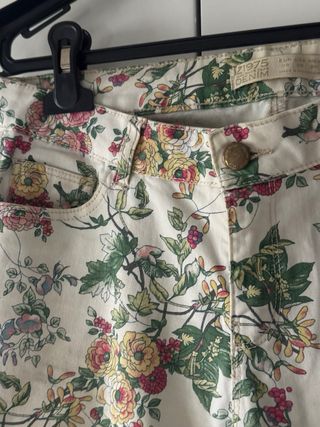 Pantalón Zara vaquero estampado floral