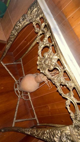 Recibidor de Bronce con Mármol y Metal