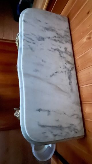 Recibidor de Bronce con Mármol y Metal