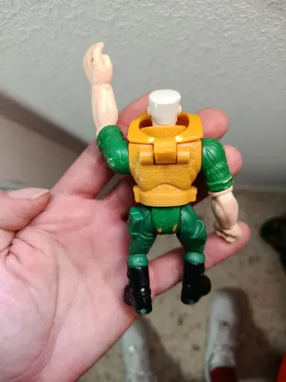 Figura de acción militar verde y amarilla