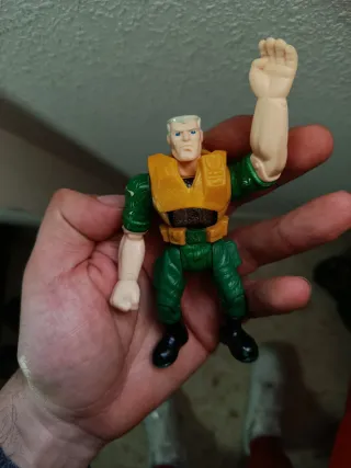 Figura de acción militar verde y amarilla