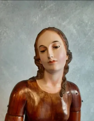 Virgen de madera articulada
