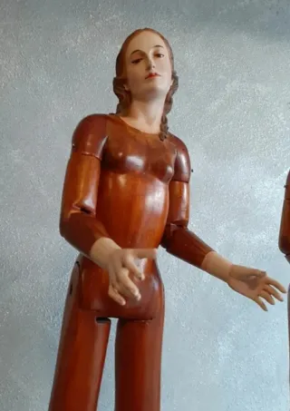 Virgen de madera articulada