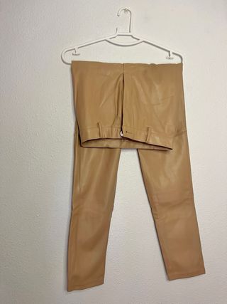 Pantalón efecto piel beige